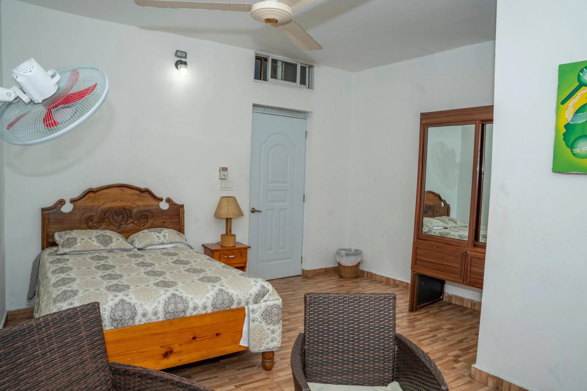 Single Room - Comfortable Queen Bed